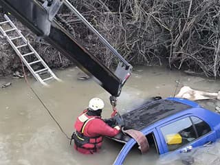 AKTUÁLNE STRAŠNÉ NEŠŤASTIE Auto sa zrútilo do vody: Hlásia TRAGICKÉ následky FOTO