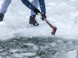 Celoslovenský zraz otužilcov v Nitre: Stovky ľudí sa ponorili do jazera, pomáhali chorej Sabinke