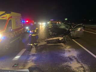 AKTUÁLNE Vážna nehoda na D2: Traja zranení, úsek je neprejazdný