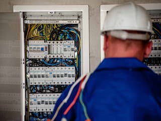 Stredné Slovensko po silných búrkach: Bez elektriny ostáva vyše 6000 domácností