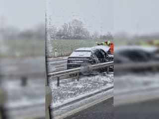 AKTUÁLNE VIDEO Vážna zrážka s nákladiakom na R1: Zasahujú záchranári, úsek uzavreli