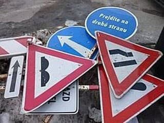 V južných okresoch pribudli nové dopravné značky v slovenčine aj maďarčine – pozrite, kde ich nájdete