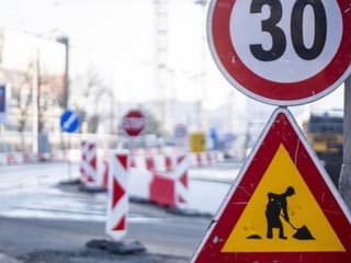 Vodiči, pozor! Sanácia pilierov železničného mosta spôsobila v Šali dopravné obmedzenia