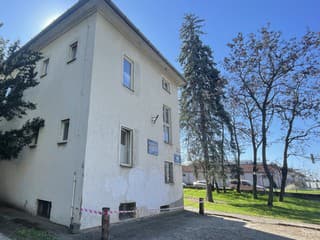 Hornonitrianske múzeum v Prievidzi vystavuje unikátnu kolekciu rádií pri 100. výročí rozhlasu