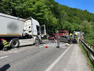 AKTUÁLNE FOTO Brutálna zrážka s kamiónom: Vozidlá sú zničené, cestu uzavreli