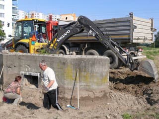 Protitankovú stenu v Petržalke, na trati električky, PRESUNÚ