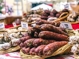 V Sládkovičove sa začal Medzinárodný klobásový festival: Gazdovský trh, súťaže aj koncerty lákajú návštevníkov