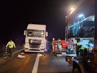 Nehoda kamióna na diaľnici D2 pri Kútoch: FOTO Uniklo vyše 1000 litrov nafty, hasiči zasahovali v noci