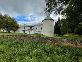 Bystričany získali historický kaštieľ v Chalmovej: Zmluva podpísaná, chystajú obnovu a nové využitie