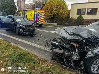 AKTUÁLNE DESIVÁ NEHODA Opitý vodič vrazil do auta s mamou a 2 deťmi! Prvé FOTO, vyslali záchranárov