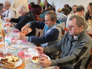 Vo Zvolene pripravili vianočný obed pre ľudí v núdzi: Kapustnica, darčeky aj podpora od dobrovoľníkov