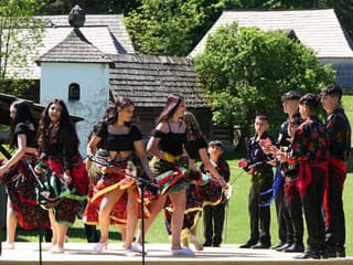 Deň na dedine priniesol folklór, tradície i odhalenie sochy fujaristu