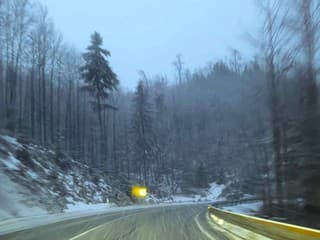Aktuálne varovanie: Na Donovaloch a Šturci padajú skaly, hmla znižuje dohľadnosť na cestách