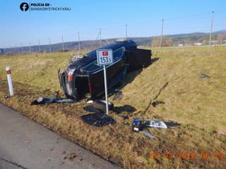 Nehoda na R1 pri Banskej Bystrici – jedno auto prevrátené, zranený vodič v nemocnici
