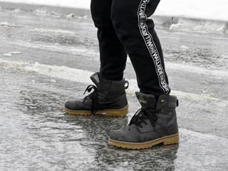 Pozor na poľadovicu: Niektoré úseky ciest na Slovensku sú klzké, hrozí aj padanie skál