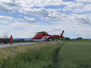 AKTUÁLNE VIDEO HROZNÁ ČELNÁ ZRÁŽKA Viaceré osoby ostali zakliesnené! Vyslali aj vrtuľník, cesta je úplne neprejazdná