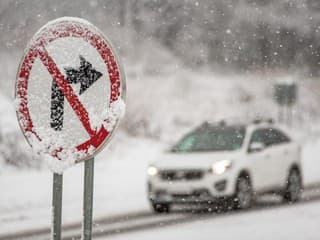 Na severe Slovenska platia výstrahy: Snehové záveje a silný vietor môžu skomplikovať dopravu aj turistiku