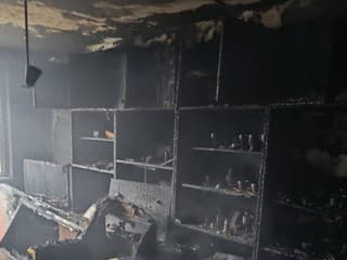 Rozsiahly požiar bytu v Banskej Bystrici: FOTO Jedna osoba sa nadýchala splodín, škody za 150-tisíc eur