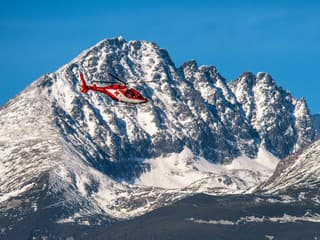 Leteckí záchranári z Popradu zasahovali v Tatrách aj v lese: Pomáhali trom vážne zraneným mužom FOTO
