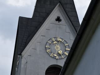 Vďaka Petrovi Fridrichovi opäť bijú historické hodiny v Banskej Hodruši: Obnovil aj unikátne ciferníky