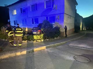 STRAŠNÁ NEHODA Auto vrazilo do bytovky! Vyslali sanitky, hlásia zranenia. Mrazivé FOTO nešťastia