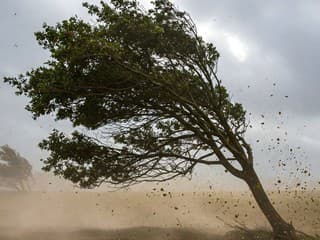 SHMÚ vydal výstrahu: Na horách hrozí od piatka silný vietor a víchrica, platí pre šesť okresov