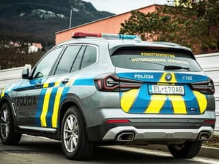 Lúpež v Žiari nad Hronom: VIDEO Dvojica napadla muža pred obchodným domom, polícia rýchlo zasiahla