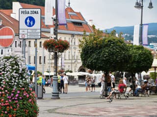 Policajtku z Banskej Bystrice obvinili z prijímania úplatkov za urýchlené vybavenie pobytov cudzincov