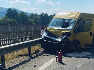 AKTUÁLNE ŤAŽKÁ ČELNÁ ZRÁŽKA Vyslali záchranárov, hlásia obeť. Prvé INFO a FOTO z miesta nešťastia
