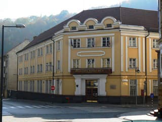 ŠKANDÁL NA UNIVERZITE Prodekan a šéf katedry mali vydávať prácu študentky za vlastný text: Reaguje aj minister