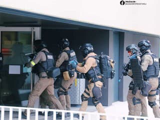 V meste zasahuje množstvo policajtov, hasičov aj sanitiek. Polícia vysvetľuje, čo sa deje