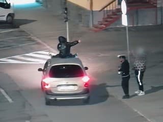 Obrovská nezodpovednosť: VIDEO Štyria opití muži sa v Lučenci striedali za volantom, jazdili aj na streche auta