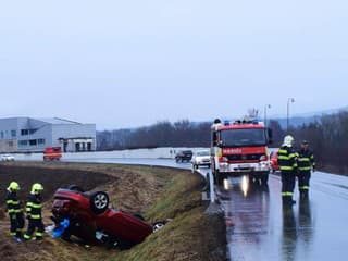 ŠOKUJÚCA NEHODA FOTO 60-ročný vodič opitý prevrátil auto na strechu, polícia zasahovala
