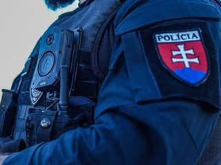 Dvaja mladí zranení po páde z okna vo Fiľakove: Polícia zistila alkohol aj drogy