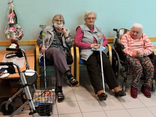 V Brezne a na Horehroní rozdali rekordných 800 vianočných krabičiek seniorom aj osamelým