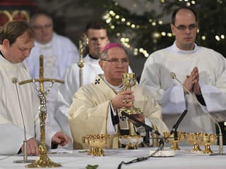 Kresťania začínajú v stredu sláviť Vianoce