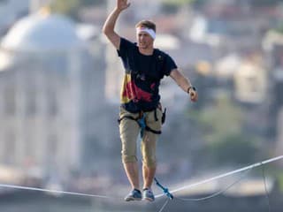 V Bratislave padne rekord? Jaan Roose sa pokúsi o najdlhšiu chôdzu na slackline medzi Mostom SNP a hradom