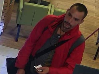 Polícia v Bratislave zverejnila fotky osôb, ktoré môžu pomôcť objasniť prípad ukradnutej platobnej karty