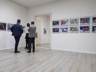 V Galérii Umelka otvorili výstavu poľského maliara: Abstrakcia plná emócií a svetla láka návštevníkov