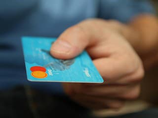 Polícia v Bratislave pátra po mužovi, ktorý vylákal platobnú kartu a vybral takmer 3000 eur