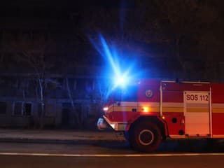 Nočný požiar bytu v Senci: Evakuácia obyvateľov, jedna osoba sa nadýchala splodín