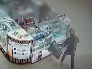 Polícia pátra po zlodejovi parfumov z bratislavského nákupného centra – škoda vyše 1300 eur, zverejnili video