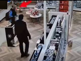 Polícia pátra po zlodejovi parfumov z bratislavského nákupného centra – škoda vyše 1300 eur, zverejnili video