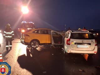 Ranná nehoda medzi Sencom a Blatným: Hasiči zasahovali, dvaja zranení po čelnej zrážke