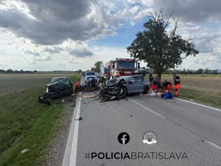 AKTUÁLNE ŤAŽKÁ ČELNÁ ZRÁŽKA Zasahujú záchranári, hlásia viacero aj ťažko ranených! Cestu uzavreli FOTO