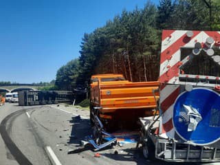 AKTUÁLNE VÁŽNA NEHODA na diaľnici D2: Zrážka kamióna a cestárov, úsek smer ČR je neprejazdný