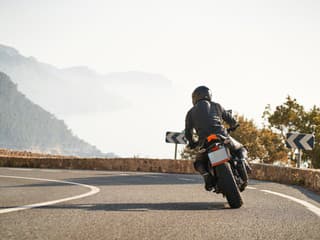 Dráma v Bratislave: Vodič motocykla s falošnou značkou unikal polícii cez celé mesto
