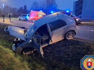 Seneckí hasiči zasahovali v Novej Vsi pri Dunaji: Auto skončilo v potoku FOTO