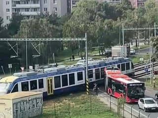 AKTUÁLNE ZRAZIL SA VLAK S AUTOBUSOM: Prvé FOTO a info z miesta, doprava je prerušená
