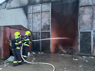 Rozsiahly požiar haly v Malackách: FOTO Škoda za 550-tisíc eur, hasiči nasadili dron aj robota